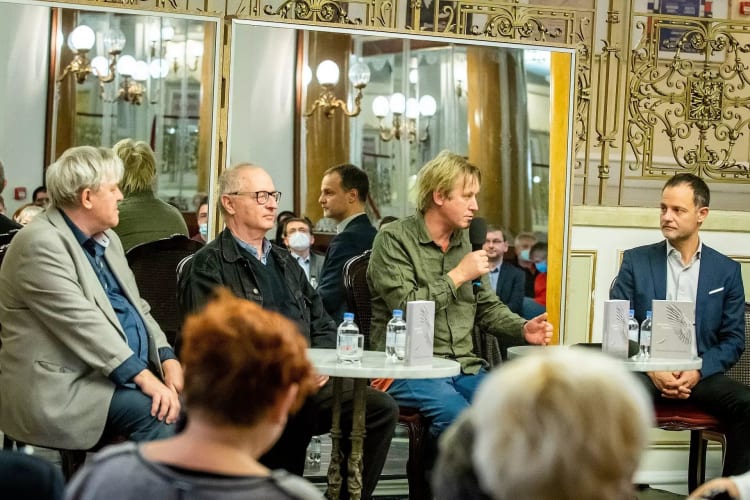 Závada Pál, Spiró György, Háy János és Légrádi Gergely írók Zsuzsa könyvének bemutatóján (fotó: Csillik Gábor)