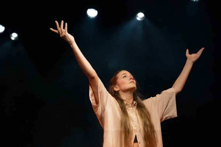 Gyenvár Réka a Mono Shifting című előadásban