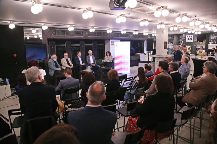 Pódiumbeszélgetés 2025-ben az Esterházy Irodalmi Díj alapításáról. Résztvevők: Czigány Balázs, az Esterházy Magyarország Alapítvány képviselője, az Esterházy Magyarország Alapítvány igazgatója Dr. Béres István, az Esterházy Magyarország Alapítvány kuratóriumi tagja Diószegi Endre, az Esterházy Irodalmi Díj edukációs programjának vezetője Dr. Margócsy István irodalomtörténész, a zsűri megbízott képviselője. Moderátor: Winkler Nóra (forrás: Esterházy Magyarország Alapítvány)