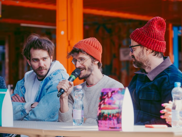 Dánielfy Gergely és a Csaknekedkislány alapító dalszerzői, Csepella Olivér és Konsiczky Dávid a Budapest Park évadindító sajtótéjékoztatóján