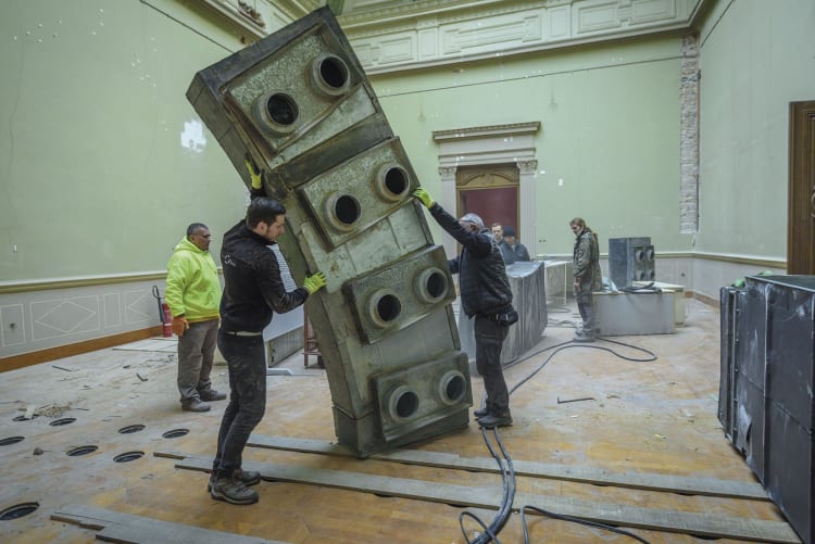 A szellőzőrendszer elemeinek eltávolítása a Magyar Tudományos Akadémia épületéből a „Trapped Breath” című installációhoz (fotó: művész jóvoltából)