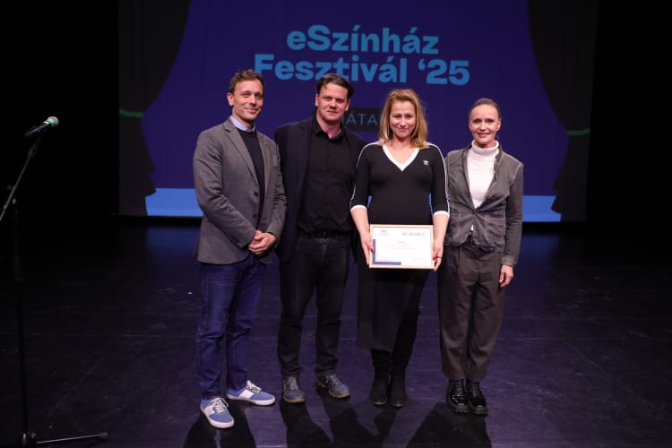 Az Art is Business különdíját 2025-ben a Vígszínház Krum című előadása kapta. A fotón (balról jobbra) Balogh Máté András, az Art is Business elnöke és az előadás művészei, Ötvös András, Szilágyi Csenge és Nagy-Kálózy Eszter a díjátadón (fotó: Jánossy Noémi)