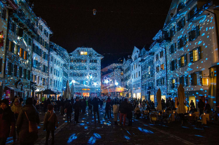 Résztvevők a Lilu Fényfesztiválon Luzernben (fotó: Unsplash)