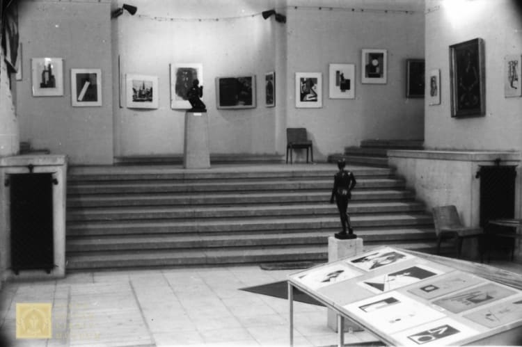 A székesfehérvári Nyolcak és aktivisták köre című kiállítás enteriőrje 1965-ben (fotó: a Szent István Király Múzeum – Adattár jóvoltából)