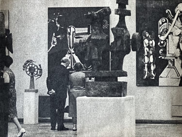 A XX. századi magyar származású művészek külföldön című kiállítás enteriőrjének részlete. (Műcsarnok, 1970. augusztus 29. – szeptember 20.) A kiállítást rendezte: Passuth Krisztina (fotó: Magyar Hírek 1970 (19. szám), a Műcsarnok Archívum és Könyvtár gyűjteményéből)