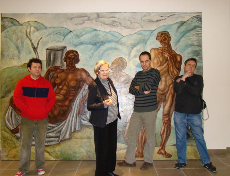 Barki Gergely, Passuth Krisztina, Molnos Péter és Rockenbauer Zoltán a pécsi Nyolcak-kiállítás rendezése közben 2010-ben, a háttérben Pór Bertalan Vágyódás tiszta szerelemre című festménye (forrás: Barki Gergely)