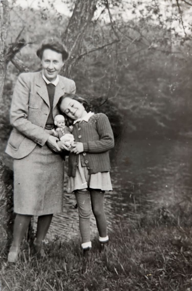 Békésy Lola és Passuth Krisztina Ágnes babával Kisirtáson 1944-ben (forrás: Passuth Krisztina)