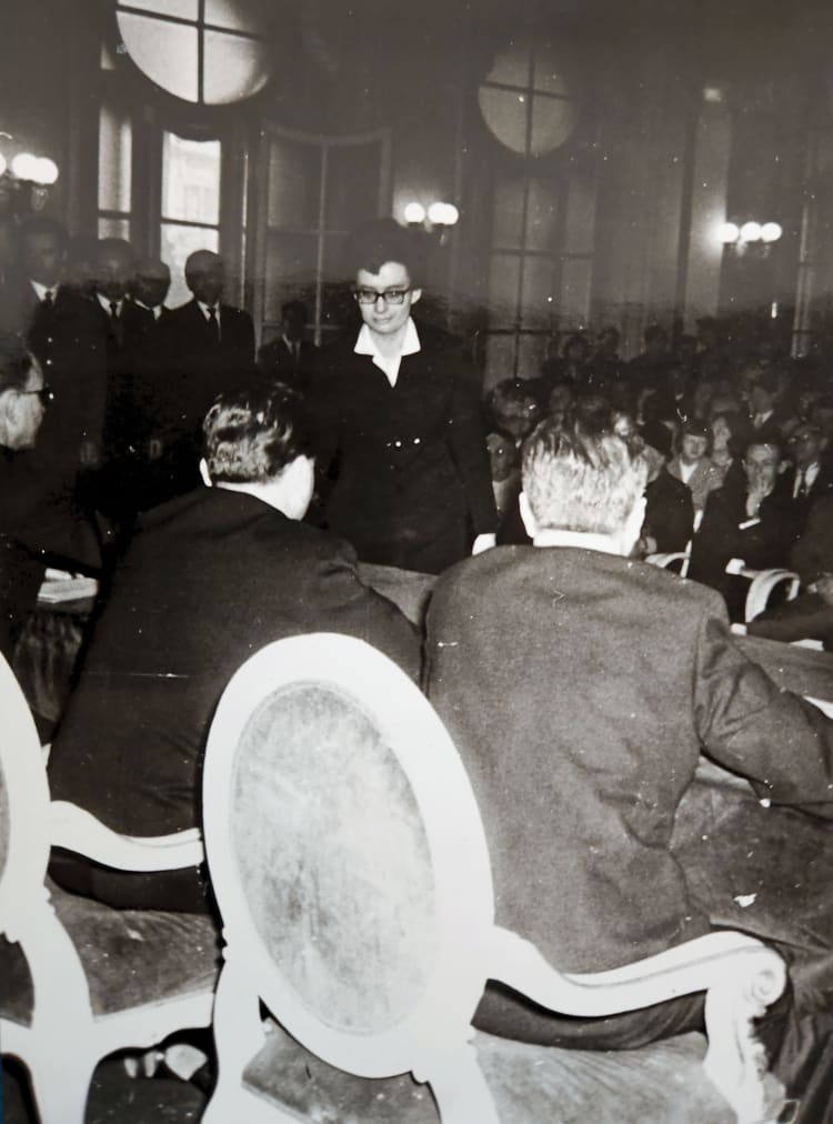 Passuth Krisztinát 1966. március 5-én az Eötvös Lóránd Tudományegyetem központi aulájában avatták doktorrá (forrás: Passuth Krisztina)