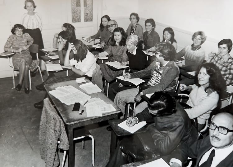 Passuth Krisztina az Alliance Française egyik oktatási intézményében, Párizs, 1977 (forrás: Passuth Krisztina, aki a fotó bal szélén látható)