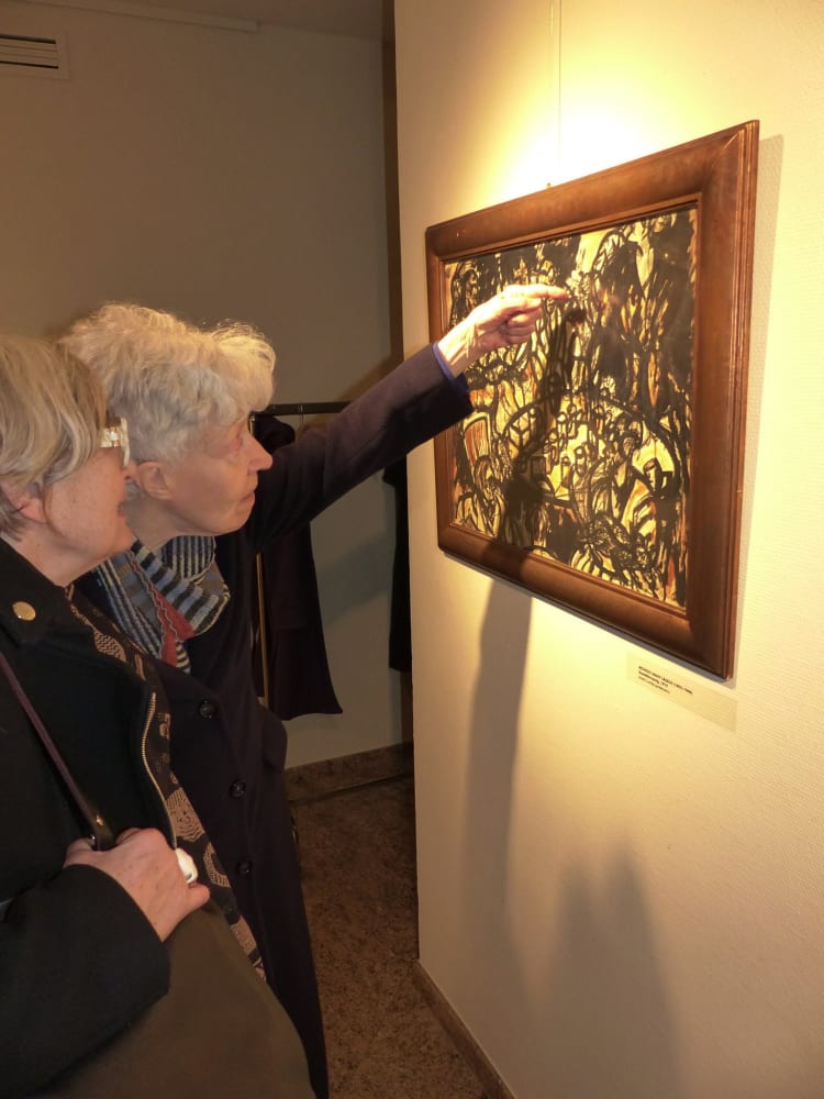 Passuth Krisztina és Hattula Moholy-Nagy a Virág Judit Galéria 2016-os Berlin – Budapest 1919-1933 című kiállításán Moholy-Nagy László Asztaltársaság című alkotása előtt (forrás: Passuth Krisztina)