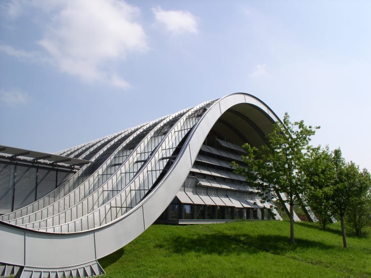 A Zentrum Paul Klee épülete (forrás: Wikimedia Commons)
