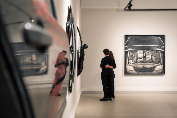 Látogatók a budapesti kiállításon. A falon balra Selma Selman: Untitled, 2025, szemben pedig Robert Longo: Untitled (engine), 1995 című alkotásai, Mercedes-Benz Art Collection © Selma Selman, VG Bild-Kunst, Bonn 2026 (fotó: Török Dániel)