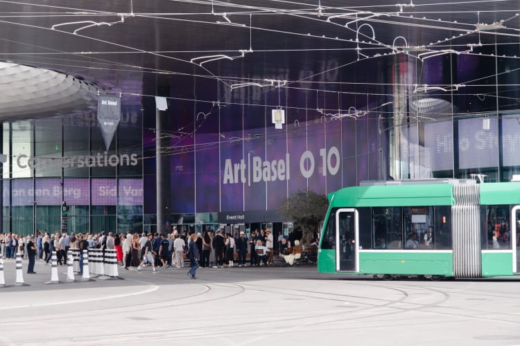 Látogatók a vásáron (fotó: az Art Basel jóvoltából)
