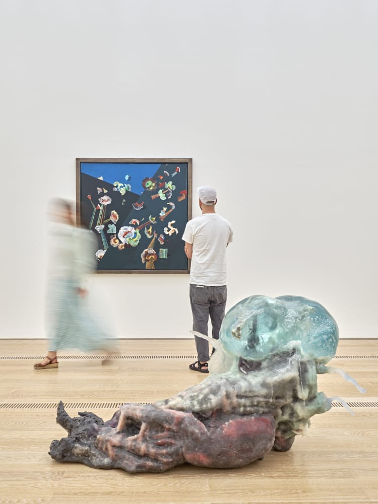 Részlet a Beyeler Alapítvány kiállítóteréből. A falon Max Ernst: Fleurs de neige (Hóvirágok), 1929, az előtérben Pierre Huyghe: Mind’s Eye (FL), 2021 című műve látható (fotó: Mark Niedermann)