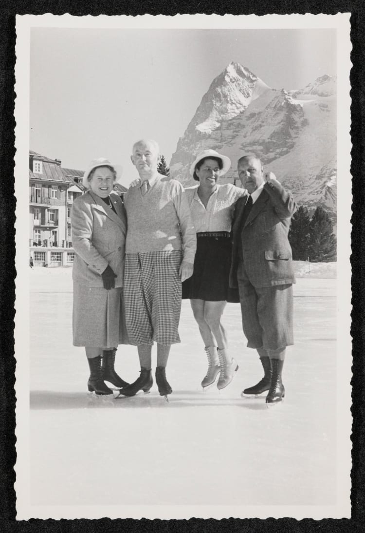 Margrit Rupf, Daniel-Henry Kahnweiler, ismeretlen hölgy és Hermann Rupf (Mürren, az 1940-es évek vége) (forrás: Hermann és Margrit Rupf Alapítvány, Kunstmuseum Bern / Ismeretlen fotós)