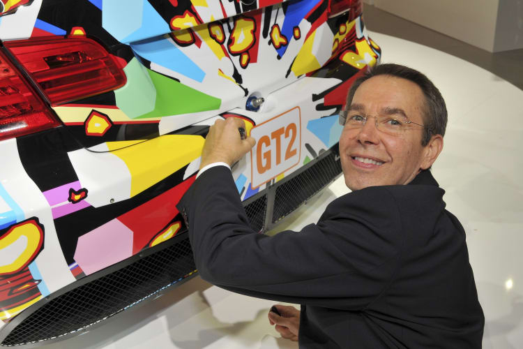 Jeff Koons szignózza az általa készített autót (fotó: BMW)
