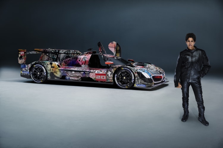 Julie Mehretu és az autója (fotó: BMW)