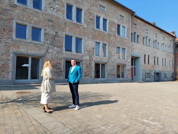 Borbély-Tardy Anna és Dobó István a szentendrei Művészetmalom előtt (forrás: Ferenczy Múzeumi Centrum)