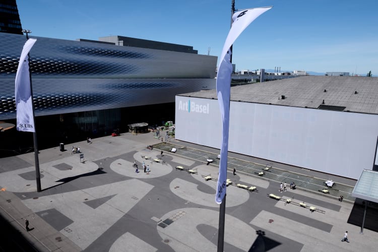 Nairy Baghramian alkotása a Messeplatz területén, a 2026-os Art Baselen(fotó: Art Basel)