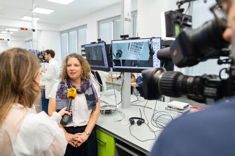 Szomolányi Janina, a Müpa fesztiváljainak operatív igazgatója interjút ad az esemény sajtótájékoztatóján (fotó: Pályi Zsófia, Müpa)