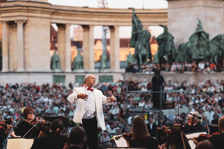 Fischer Iván és a BFZ muzsikusai a Hősök terén (fotó: Stiller Ákos)