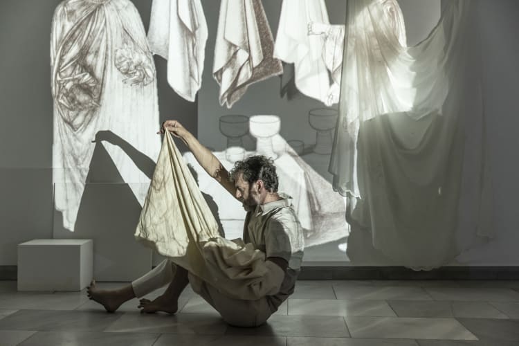 Gergye Krisztián az „Azt a feketét ki kellett festeni” – egy életmű anatómiája című összművészeti performansz előadásában (fotó: Deim Balázs)