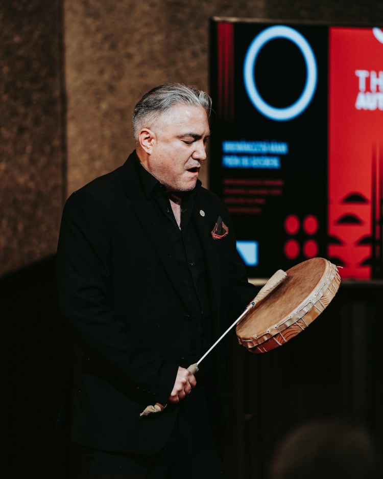 Kevin Loring művészeti igazgató az Indigenous Theatre ötödik születésnapjára rendezett ünnepségen (fotó: Curtis Perry)