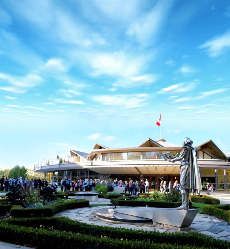 Nézők a Stratfordban a Fesztiválszínház előtt 2012-ben (fotó: Krista Dodson, Stratford Festival)