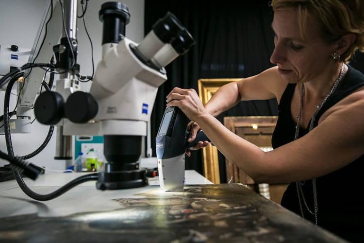 Végvári Zsófia munka közben (forrás: a Festményvizsgálati Labor Facebook-oldala)