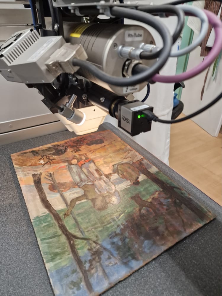 A Festményvizsgálati Laborban 2023-ban vizsgálták Paul Gauguin L’appel című művének azonosított, kisméretű, fatáblára készült vázlatát. A roncsolásmentes anyagvizsgálat során a Bruker M6 JetStream eszközzel térképszerűen tárták fel a mintában található kémiai elemek eloszlását (forrás: Végvári Zsófia)