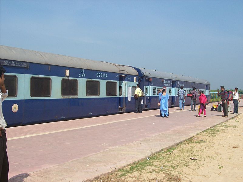 Express_train_at_Digha_station