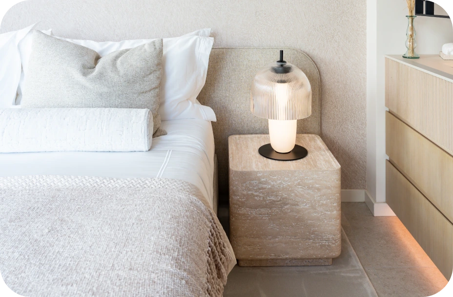 Dormitorio elegante y confortable con sistema de ahorro energético