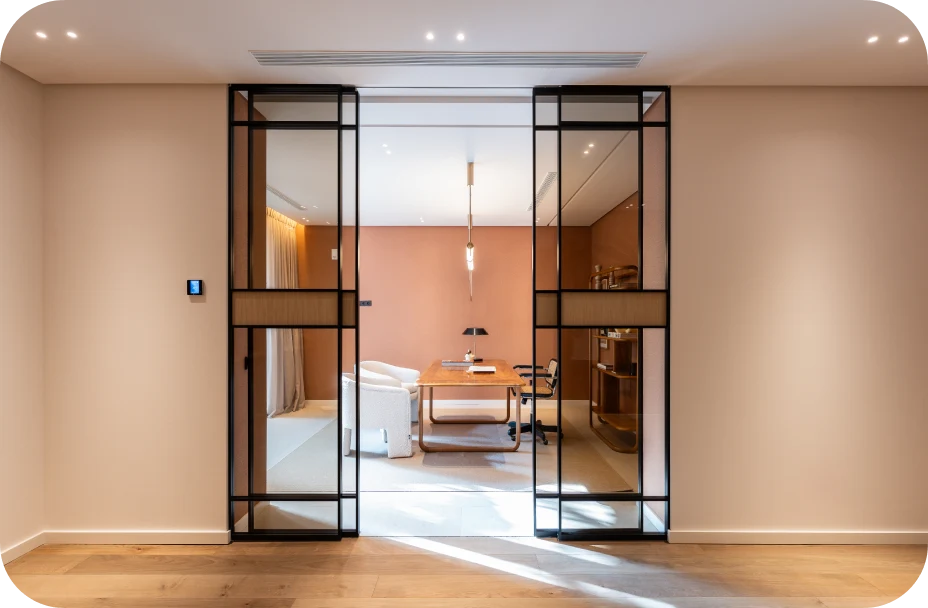 Salón moderno con puertas correderas de cristal y temperatura controlada