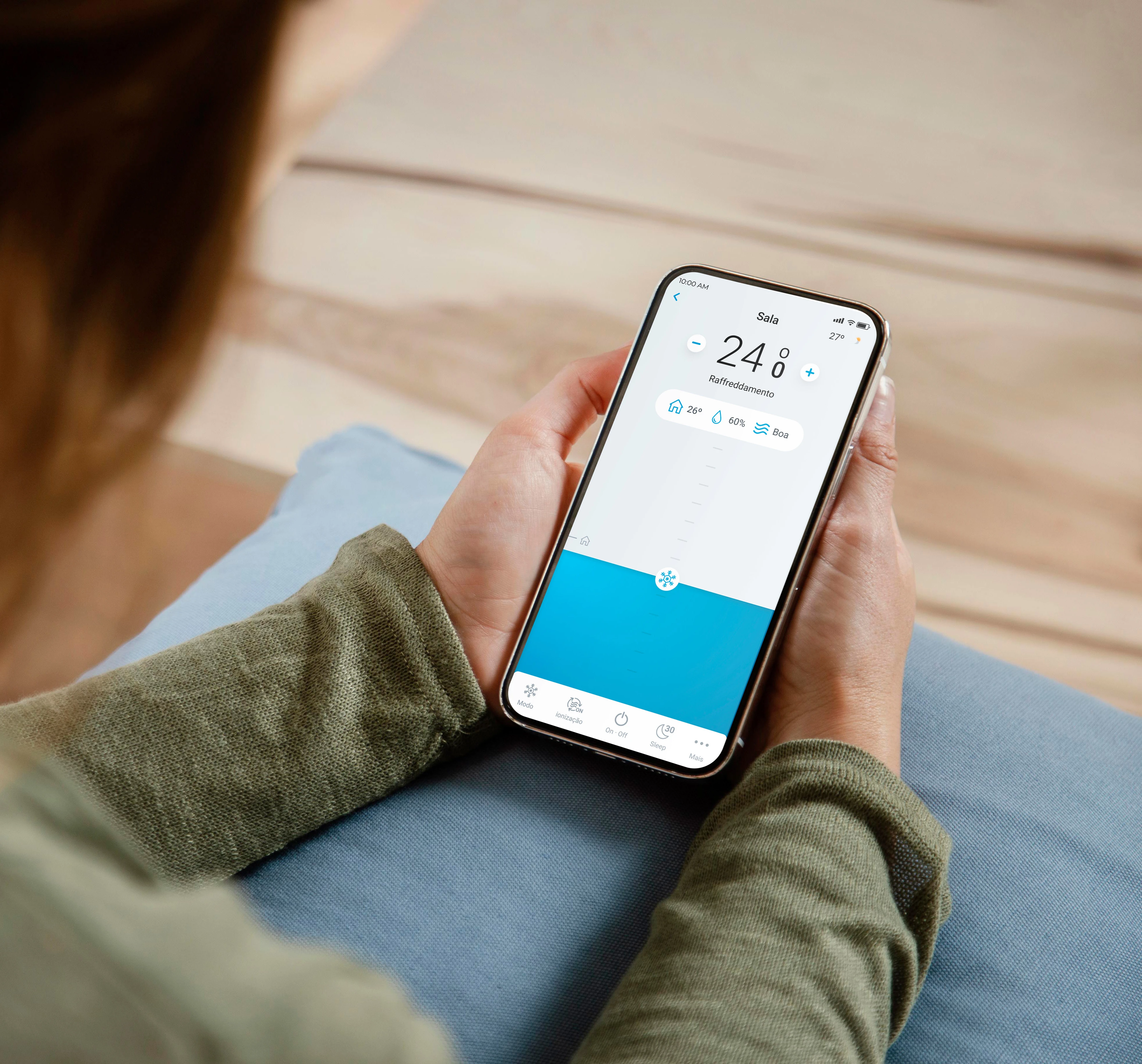 Mão a segurar um telemóvel que mostra gráficos de consumo energético