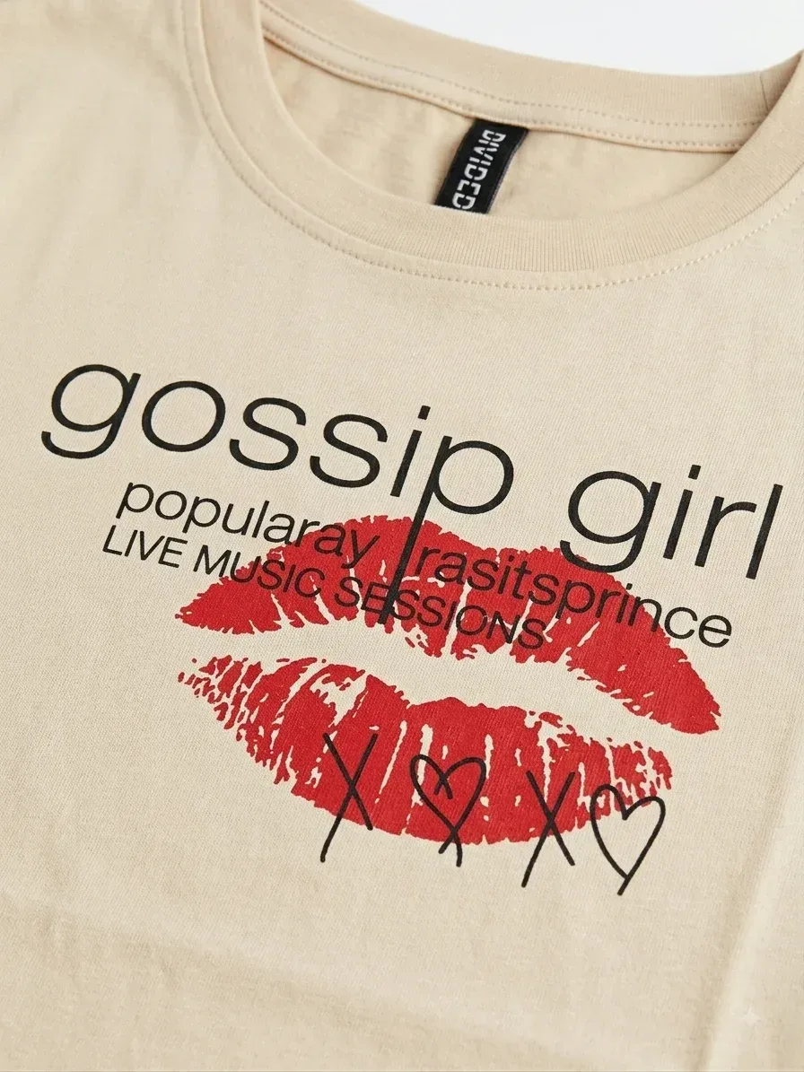 Red Lips Beige Crop Tee - Front Close-Up