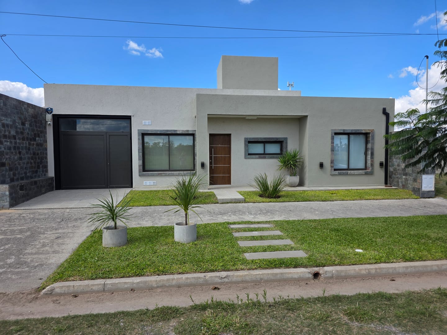 Vendo Casa 2 dormitorios con pileta Barrio Senderos de Savio