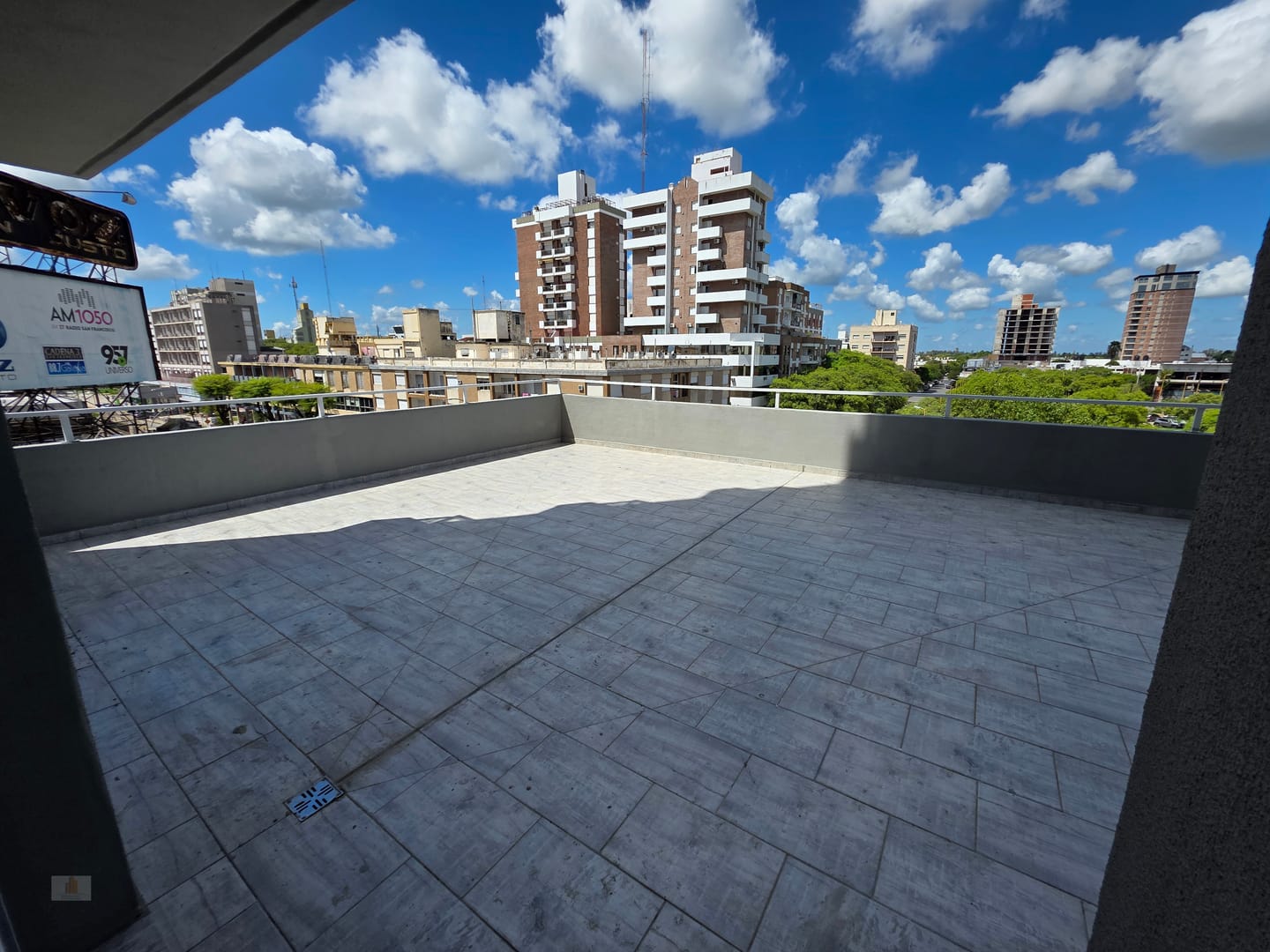 Vendo Departamento 2 dormitorios con terraza propia edificio Modena Center