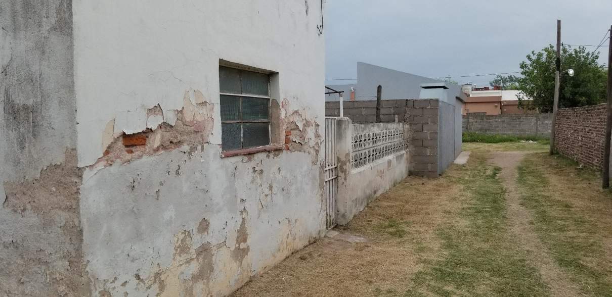 Vendo Casa 2 dormitorios sin cochera mas casa a refaccionar foto 9