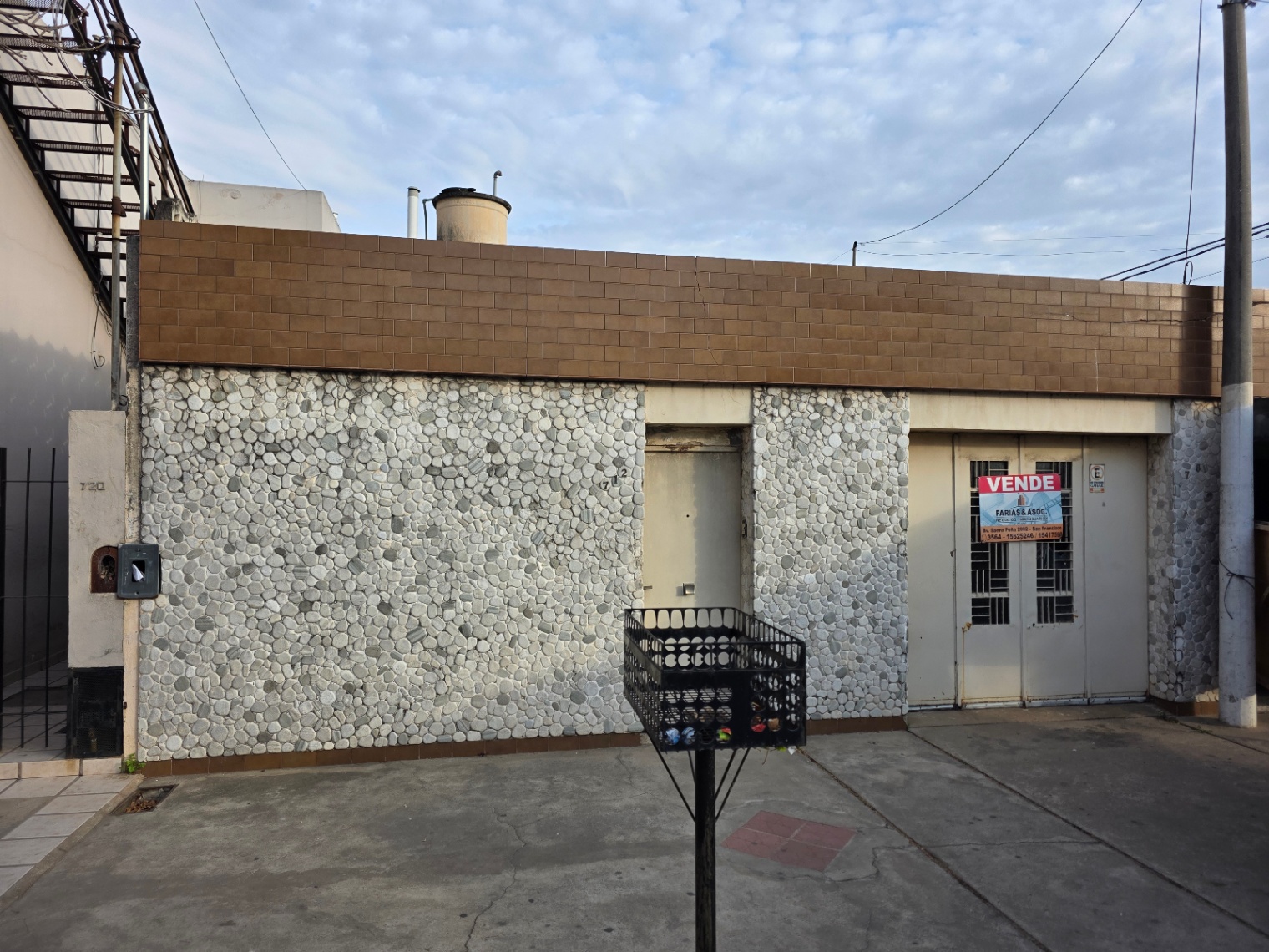 Vendo Casa a refaccionar en inmejorable ubicacion