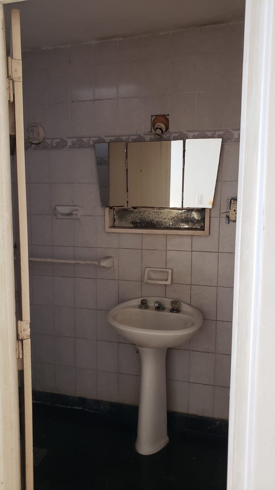 Vendo Casa a refaccionar en inmejorable ubicacion foto 10