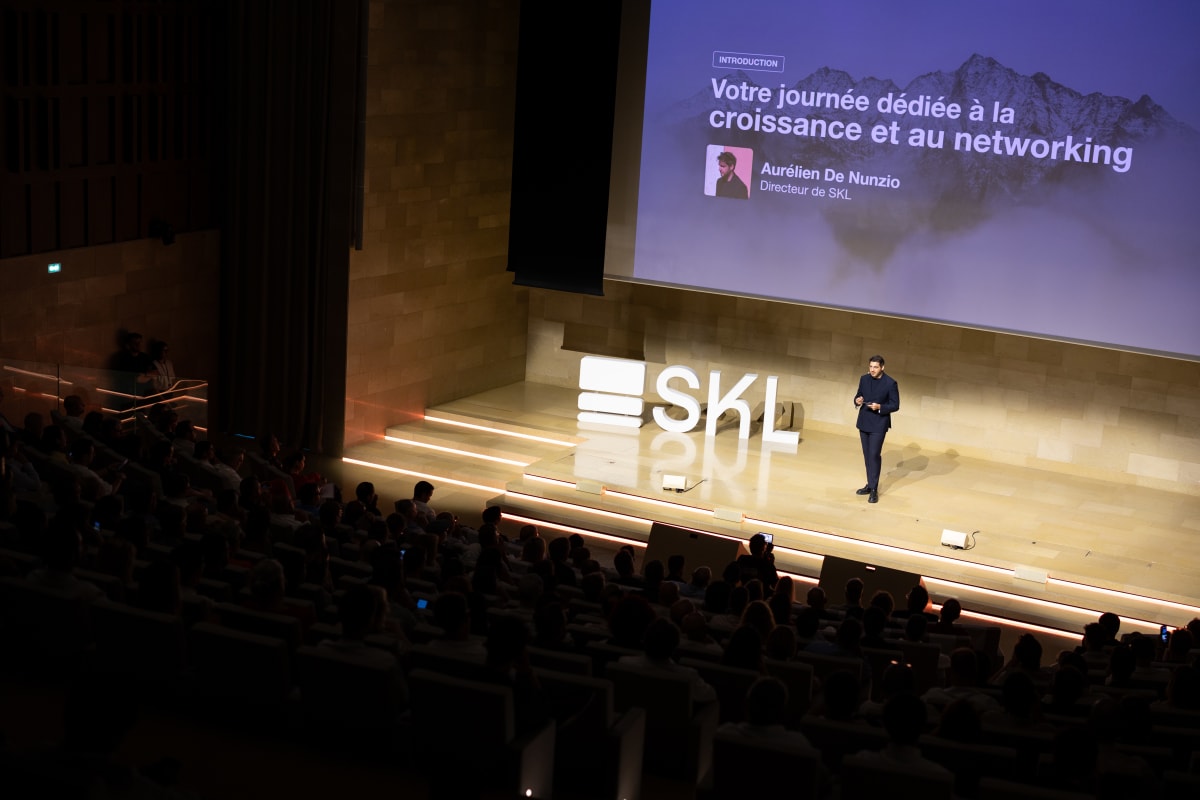 Aurélien De Nunzio sur scène devant l'audience de SKL