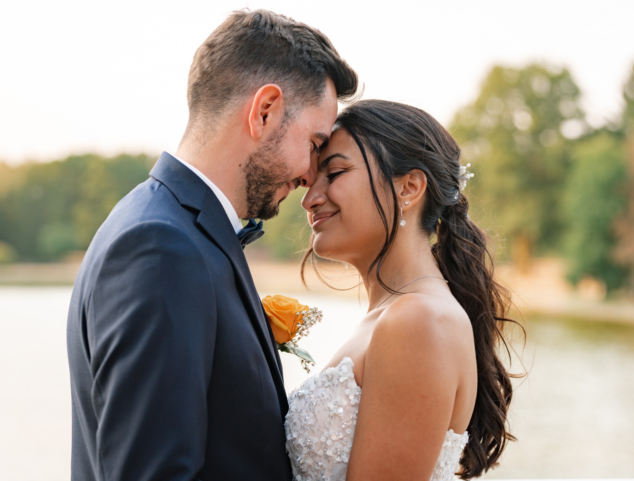 Un couple s'embrasse au milieu de ses proches