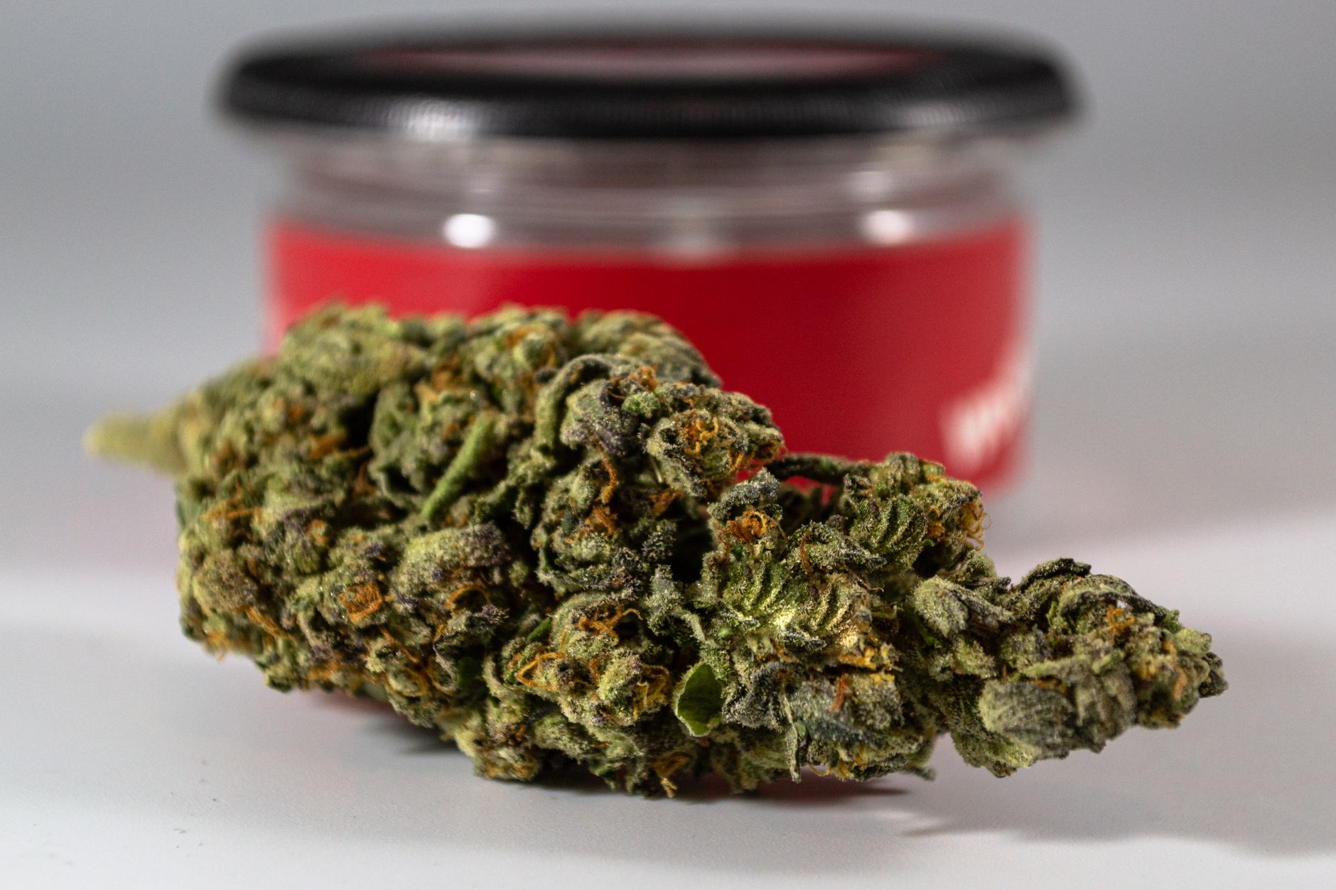 Hemp Buds: Strains, Health Benefits, and Side Effects