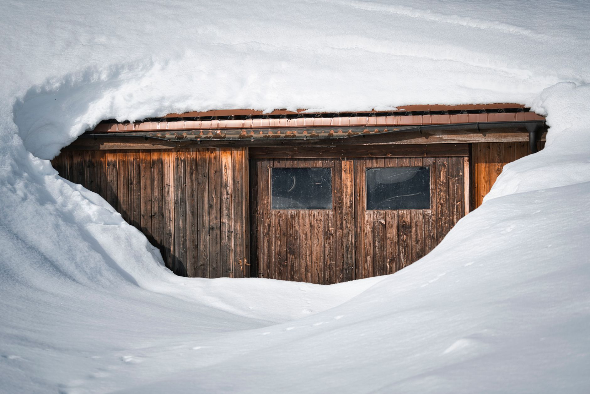 Wealthy Hide in Snow Rooms During Heatwaves