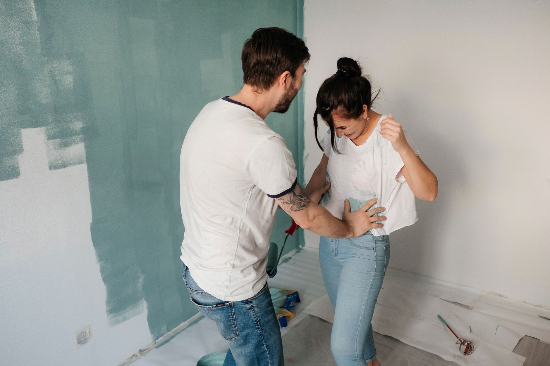 Olivia Wilde Explains Bluish Green Walls In ‘The Invite