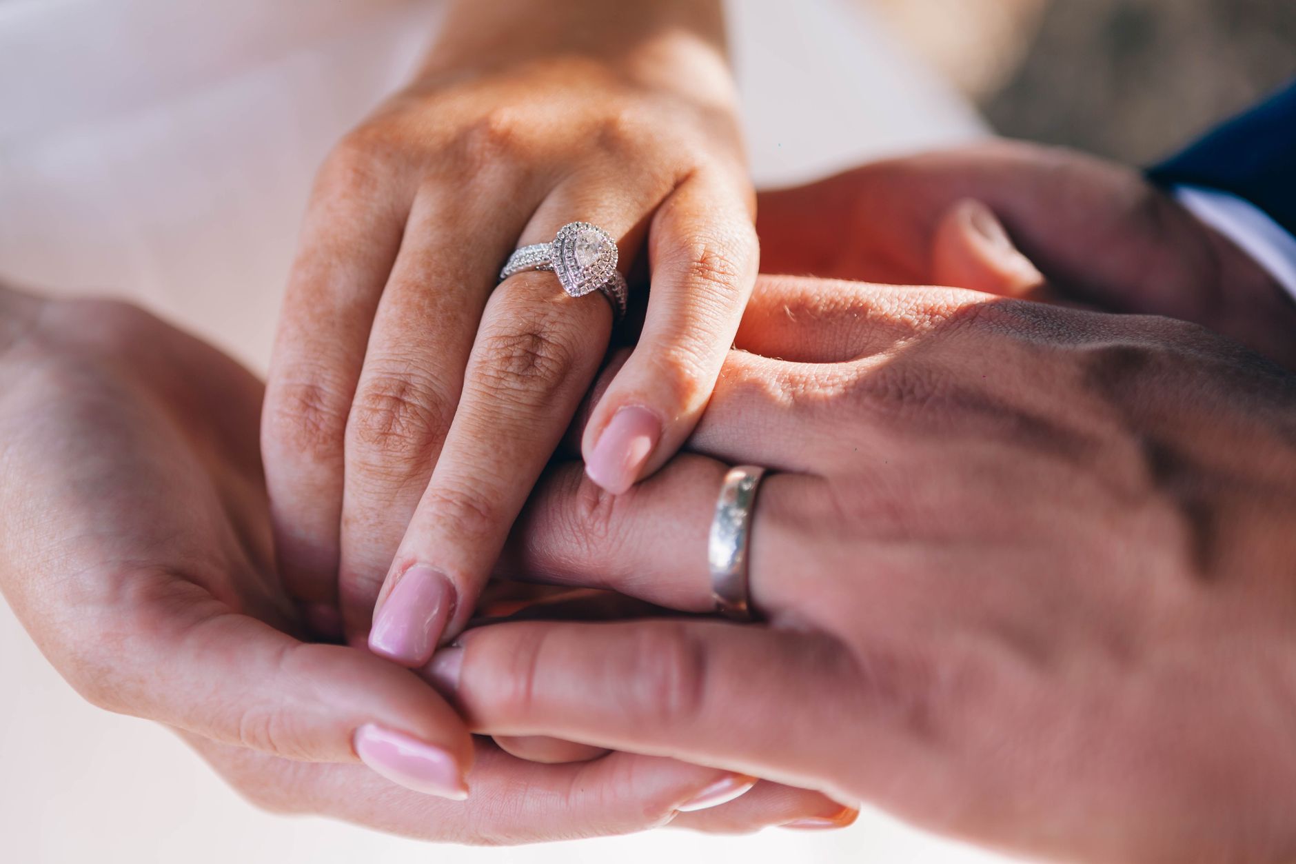 Alicia Silverstone’s Engagement Ring: Shining with Ethical Beauty through Lab Grown Diamond Rings