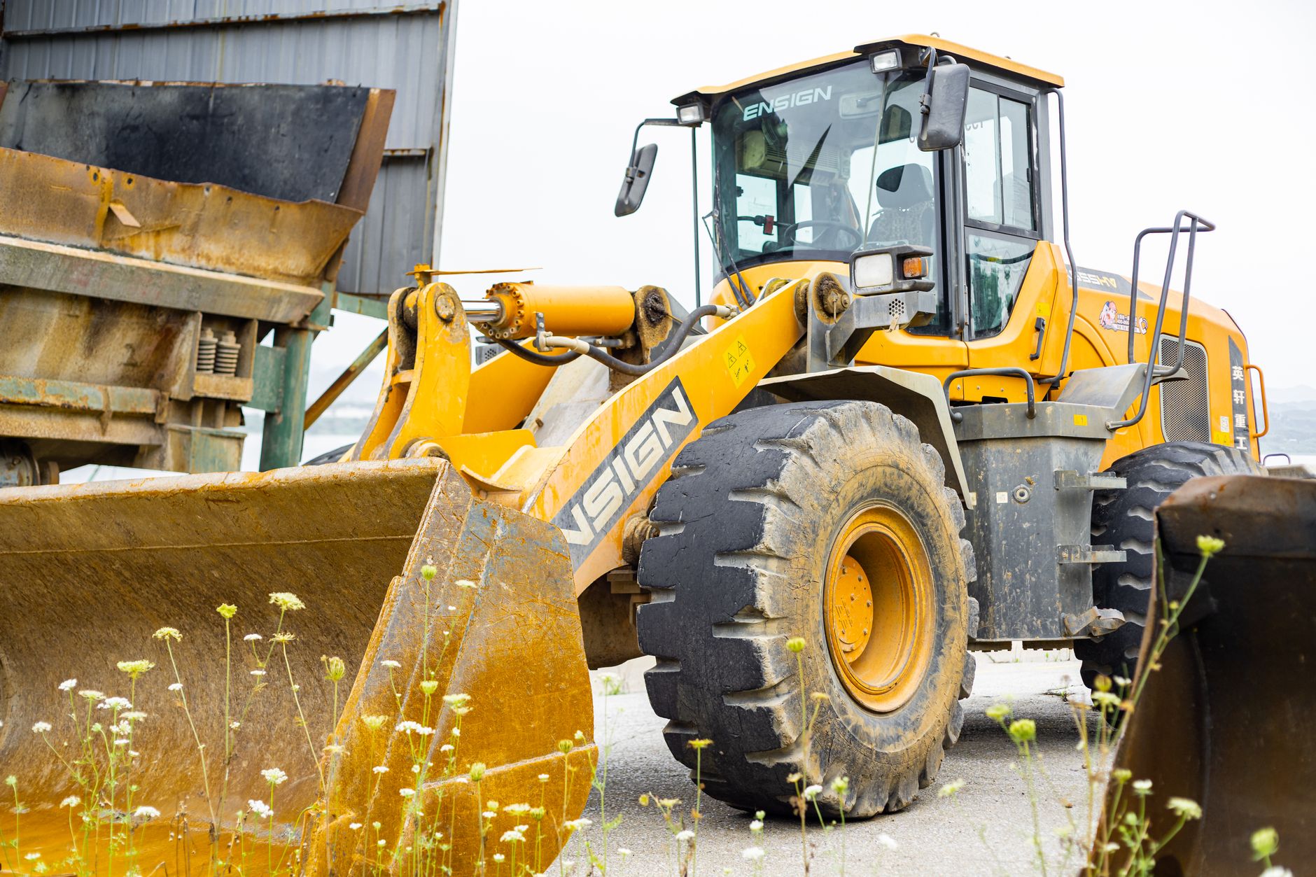 Side Loader Benefits for Construction and Manufacturing