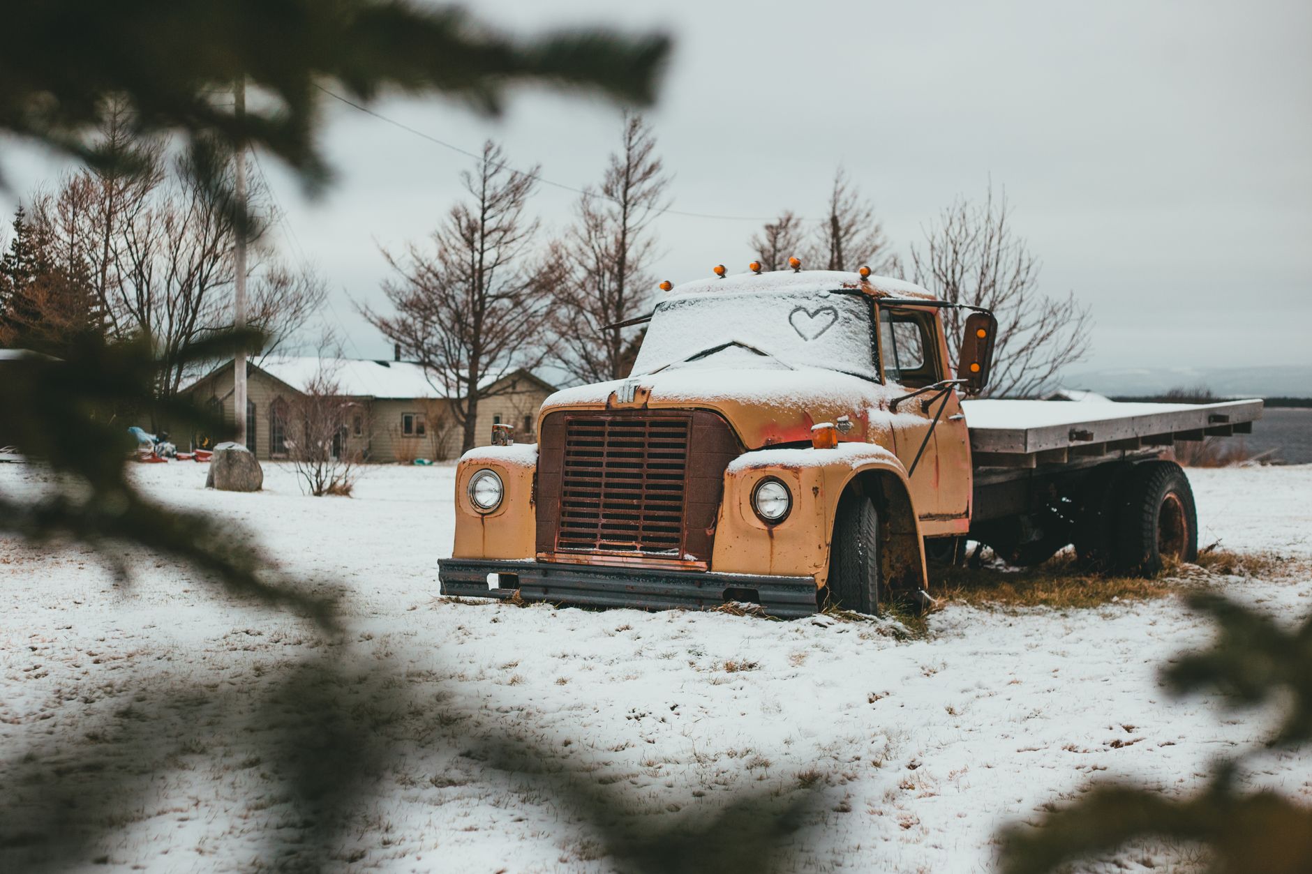 Earning Potential in Flatbed Trucking: An Overview of Factors Affecting Earnings for Flatbed Truck Drivers