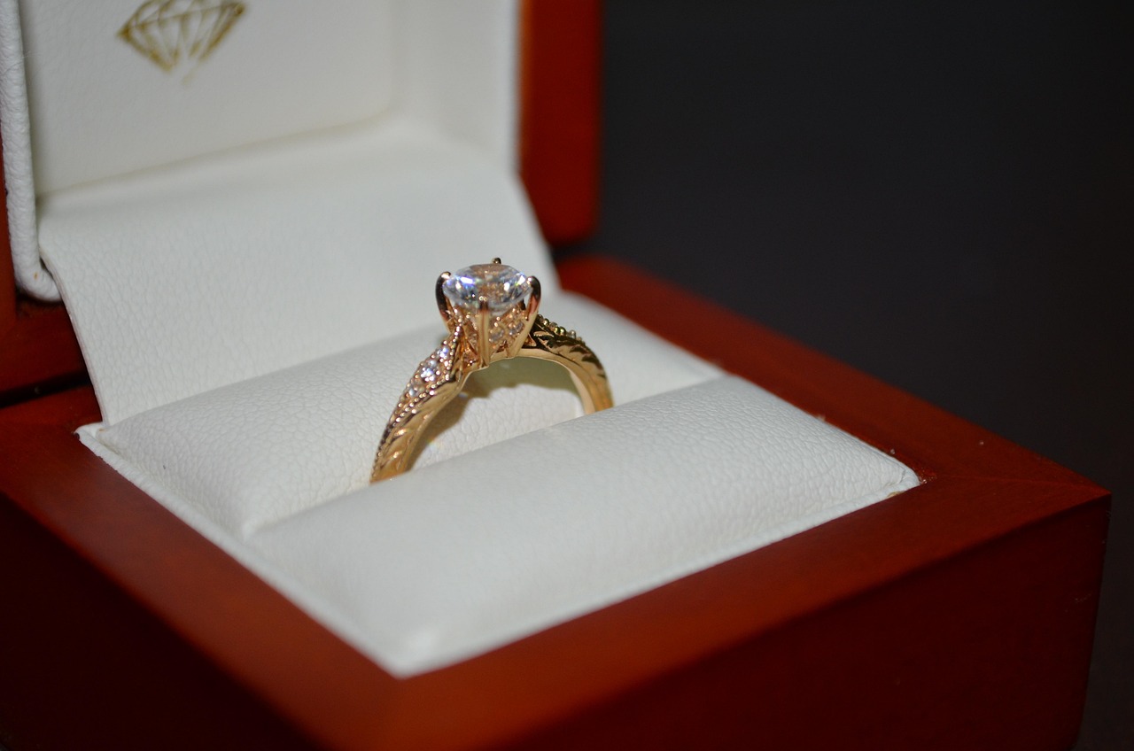 What is the average carat size for diamond engagement ring
