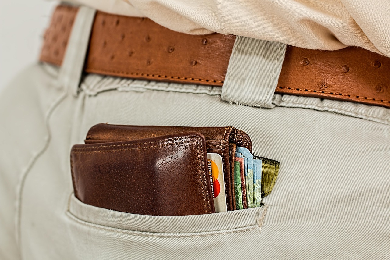 Personal Loan or Credit Card: What’s Best for Salaried Employee Suffering from Cash Crunch